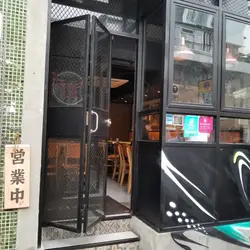入店要上幾級樓梯。左手邊一個大大的和風「營業中」掛牌。