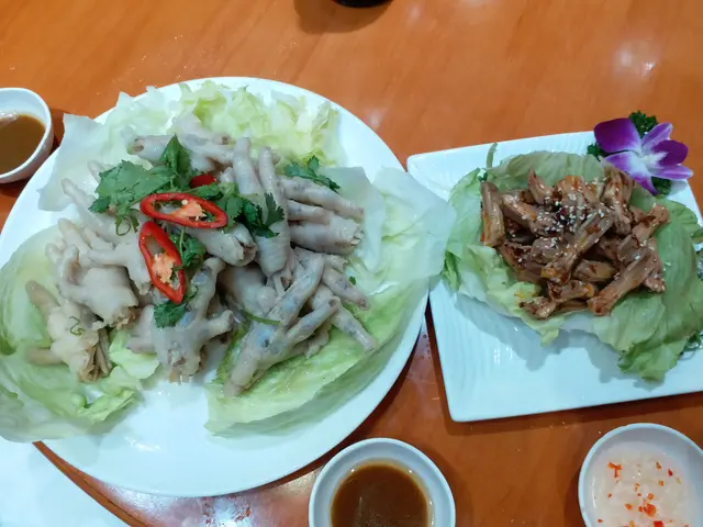 左: 沙薑雞腳, 右: 麻辣鴨舌