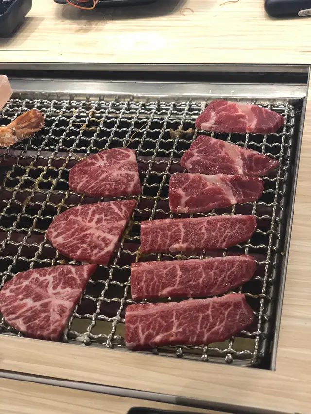 肉類選擇頗多,牛、豬、雞都有。我首推和牛拼盤,肉質鮮嫩,燒時亦都不會黏烤網。燒完放在岩鹽上邊,吃起來更加突出肉味。