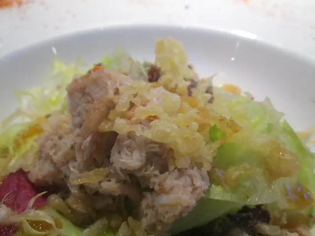 鮮嫩的蟹肉灑上脆粒,多份香口