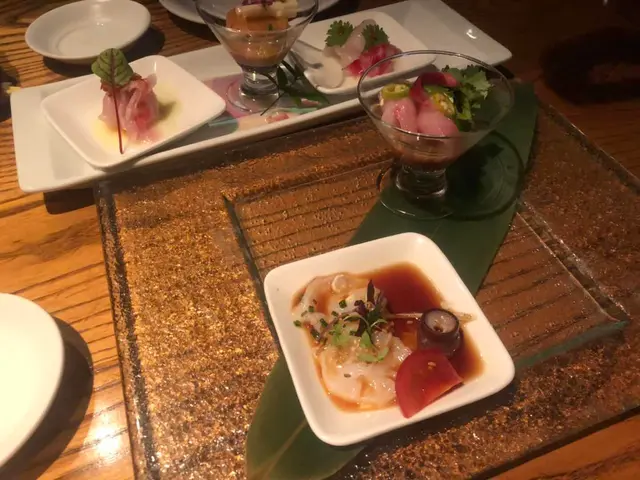 八爪魚薄片伴乾味噌及菠菜沙律伴乾味噌配霜降燒金槍魚剌身