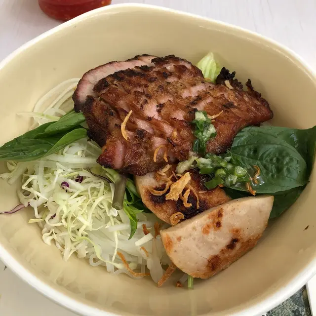 炭燒豬頸肉配扎肉撈檬