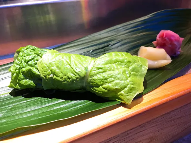 燒三文魚腩生菜包