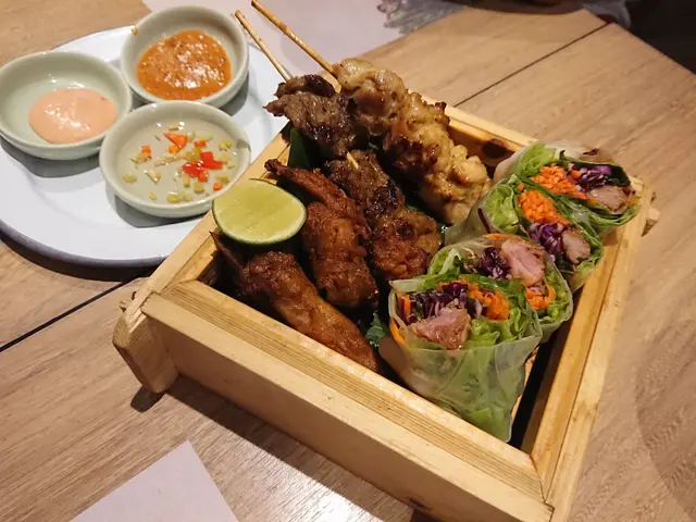 前菜拼盤 (雞、牛肉沙爹 & 烤豬肉鮮蝦米紙卷)