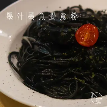 墨汁墨魚腸意粉