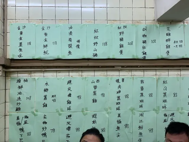 牆上貼滿餐牌，有啲食物都幾特別