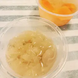 桃胶圆肉雪耳糖水
