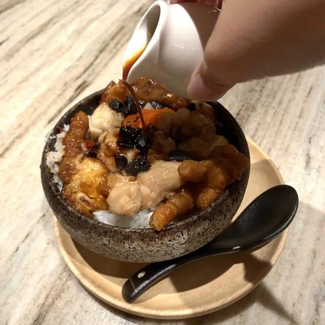 黑蒜鳳爪排骨飯
