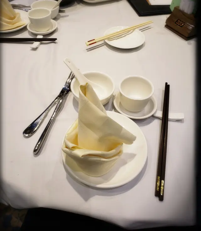 齊備嘅中、西式、自用及公用餐具