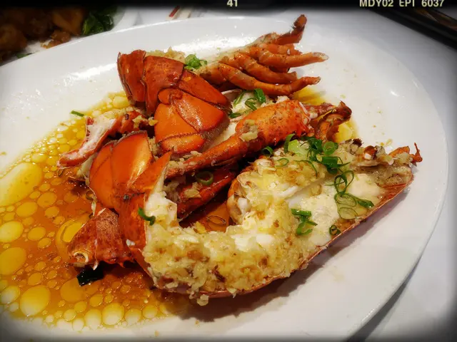 蒜蓉開邊蒸龍蝦（$88/斤）