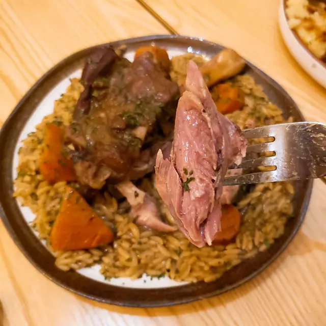 紅酒慢燉羊膝伴米型粉