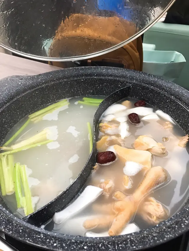 呢個鴛鴦湯底分別有椰子雞鍋同清酒花甲鍋