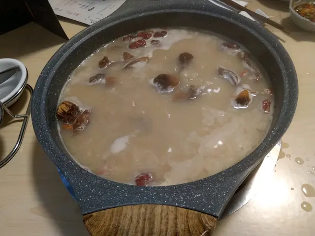 黑蒜姬松茸脊骨煲