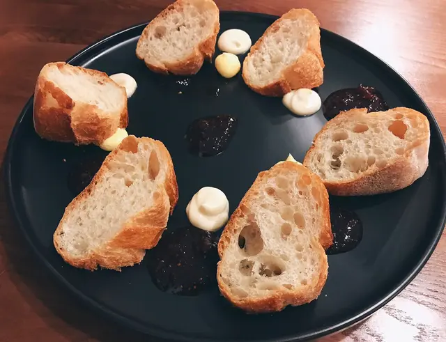 一顆顆酸酸甜甜的無花果醬小籽子吃在嘴裏，很滋味，不過仍然吃不慣硬崩崩的切片法國棍子麵包。