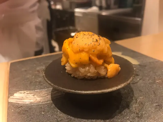 馬糞雲丹黒炭塩乗せ