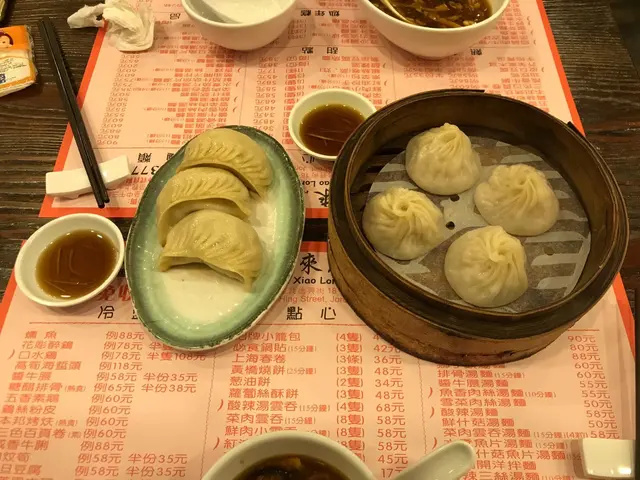 小籠包皮摺數超過16表示師傅功夫底子不差,一口吃下油脂與豬肉的味道濃郁湯汁剛好,值得推薦 ,鍋貼菜單上顯示要等十五分鐘,卻與湯包一起來,猜測應該是事先剪好,咬下第一口覺得皮些許太厚,肉的部分與小籠包味道一樣也略有湯汁,所以我認為點湯包就好