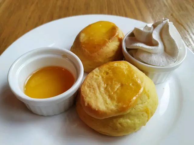 英式鬆餅,配忌廉和蜜糖果醬。鬆餅鬆軟,帶著果香,味道醒胃。