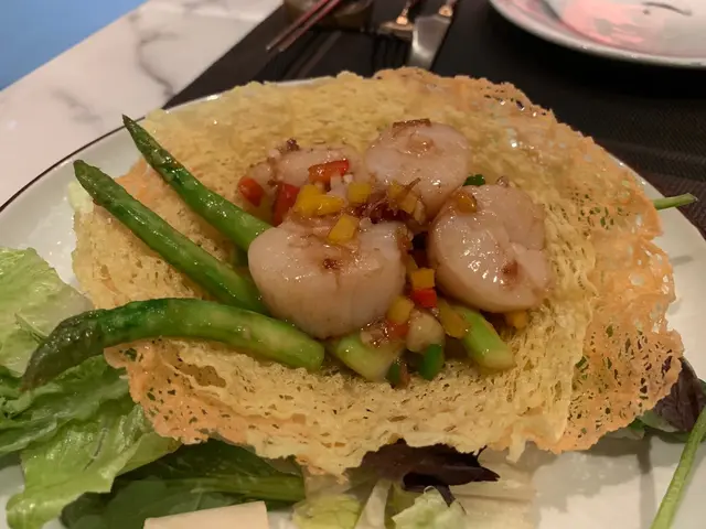 用炸脆嘅薄脆,盛載着炒帶子,
尤如鮮帶子嘅外殼,
真係栩栩如生!👏🏻
不過底層嘅沙律菜好似就唔係好夾個鮮帶子賣相,
可能加d藜麥擬成沙灘會好d?!😂
北海道帶子鮮味多汁,
加上幼嫩嘅露筍和爽口嘅紅黃椒粒,
用上XO醬炒,更添惹味呢!