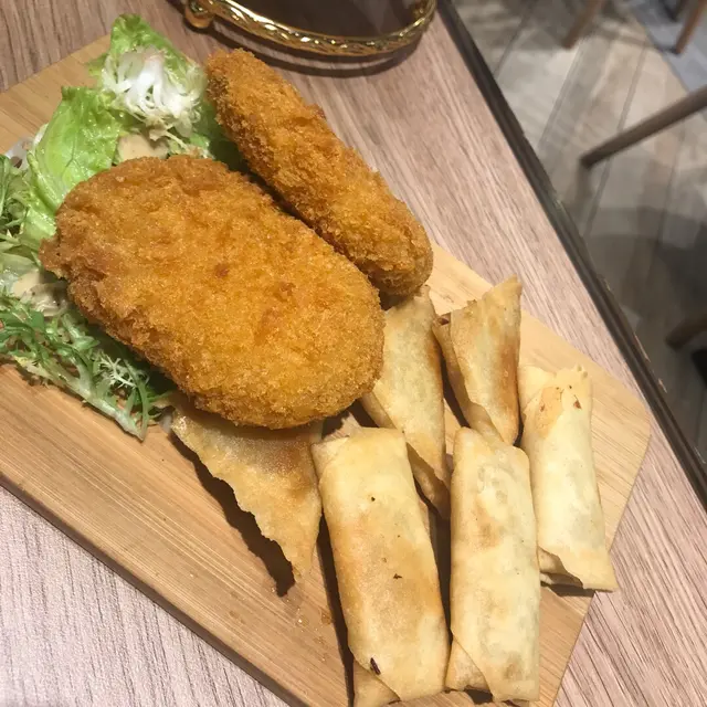 素菜炸物拼盤（包括南瓜餅x2，春卷x3，咖哩角x3）