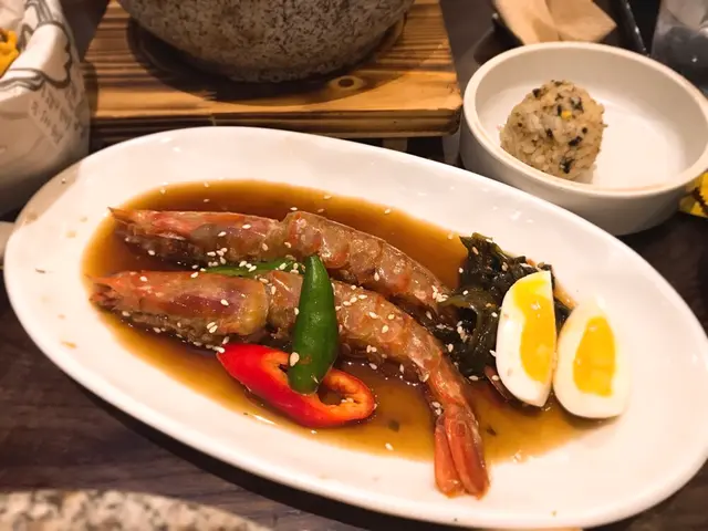 醬油蝦配糖心蛋手握紫菜飯