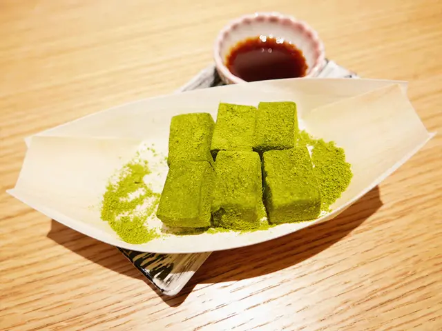 抹茶蕨餅配黑蜜