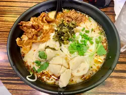 小辣的麻辣米線+墨魚丸+腩肉