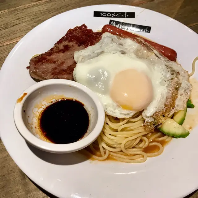 牛扒腸仔半焗流心蛋蒜茸汁意粉