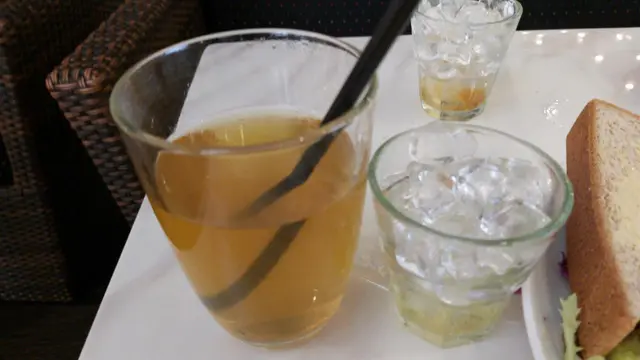 所配的原味綠茶茶味香濃,但冰有些多,愈飲愈凍