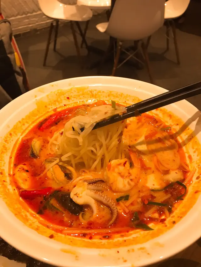 冬蔭公海鮮湯金邊粉