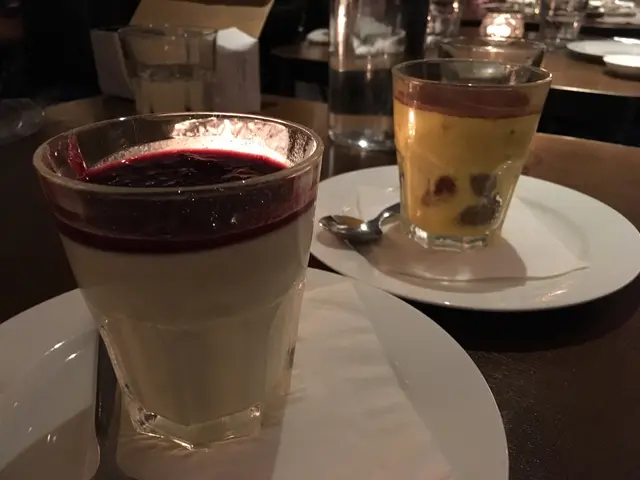 右 : tiramisu 左 : panna cotta