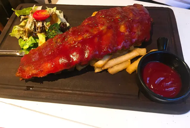 BBQ燒豬仔骨配沙律及薯條 