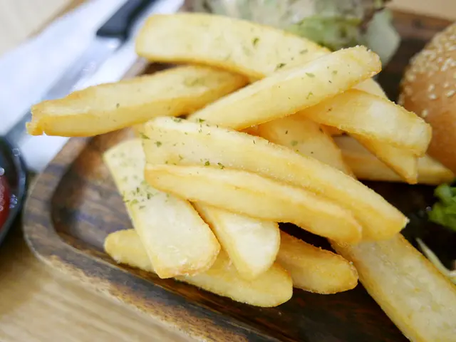 日式燒餅汁牛肉漢堡飽配炸薯條