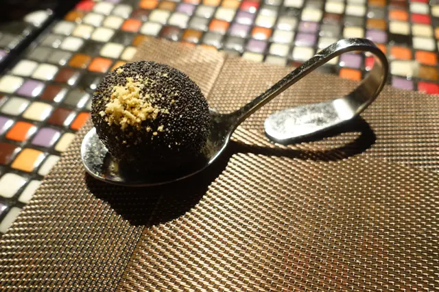 黑色的外表賣相似擂沙湯圓