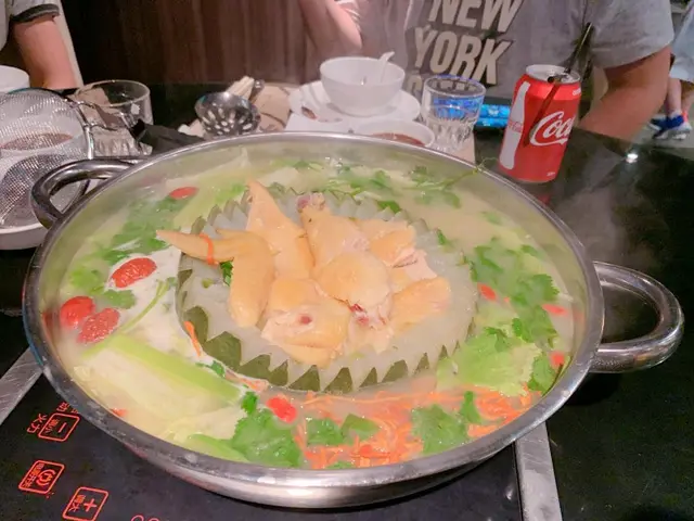 湯底清甜,雞嫩滑,食物質素有水準,鴨血是其中一推薦,還有小食也不錯👍👍