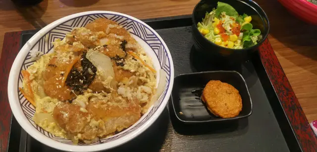 滑蛋吉列豬扒飯味道正常，沙律菜新鮮。