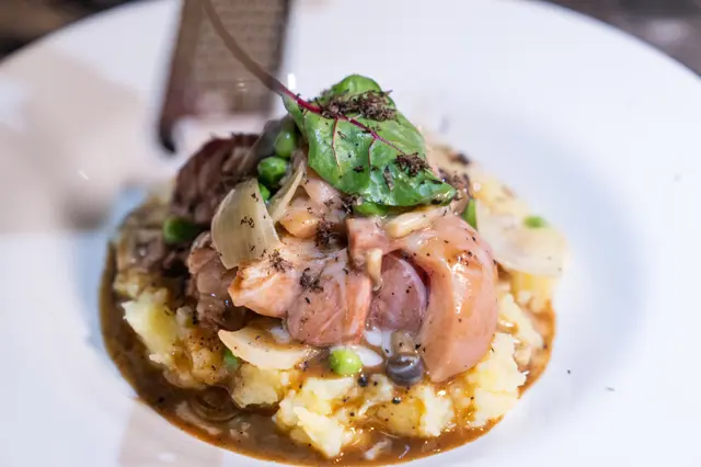 黑松露菌醬忌廉汁豬膝伴薯茸