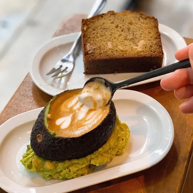 Avolatte  &  Banana  cake