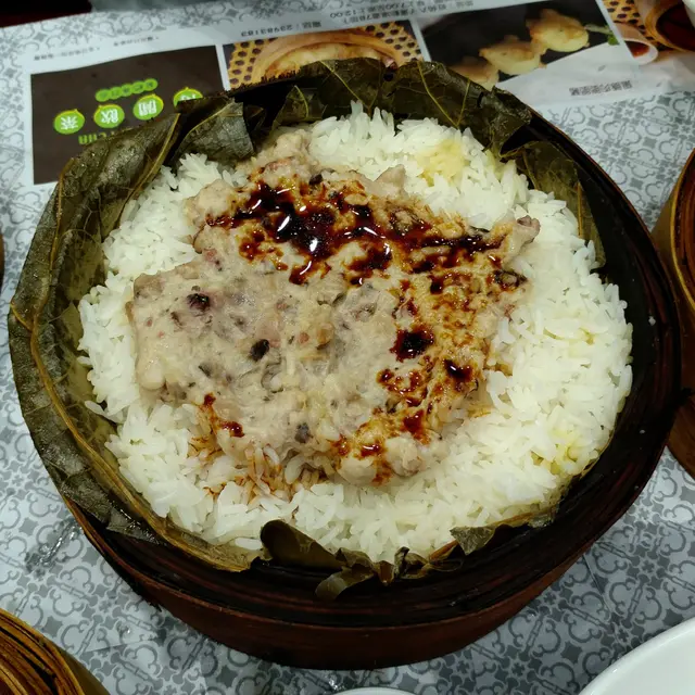 即叫即蒸，份量很多，三個人叫一籠飯剛好，章魚肉鬆軟又有嚼勁，不過香菇味不大，飯粒軟硬適中，食蒸飯一定要落豉油，不太咸。