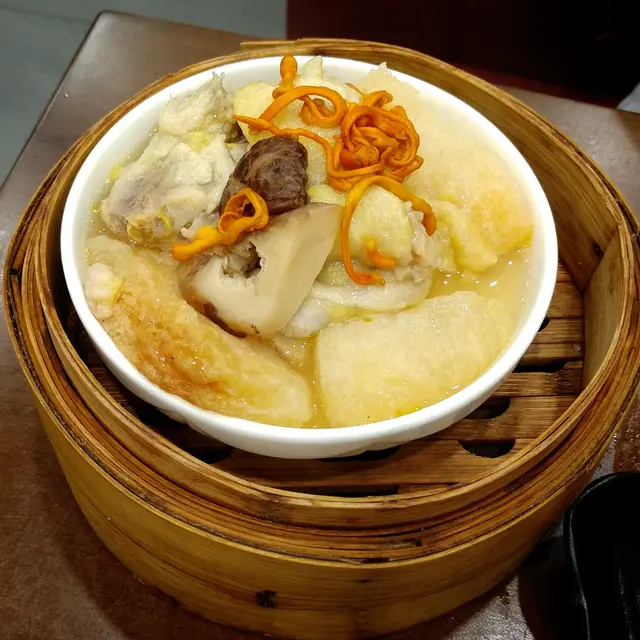 一樣好夠熱及足料，雞好大件，仲要係雞髀位，不過可能蒸既時間不夠，雞骨位見紅，魚肚索晒D雞汁，幾好味。