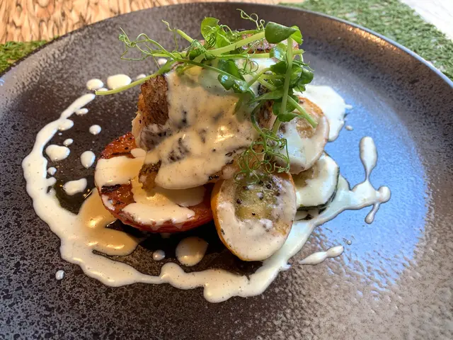 是日既catch 係perch, 係鱸魚既一種 煎得脆邊，好好味。 有兩塊魚柳，伴菜有輕輕煎過既Seasonal vegetables(4/5)，baby spinach risotto(3/5)，配好好味 由lemon &  Thyme 製成的cream sauce (5/5)