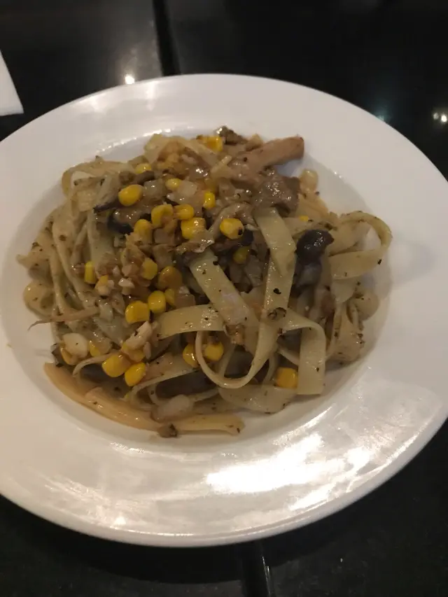 蒜香黑松露炒什菌闊條麵