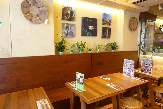 為配合這間主題餐廳，以森林常見的木，作餐桌椅