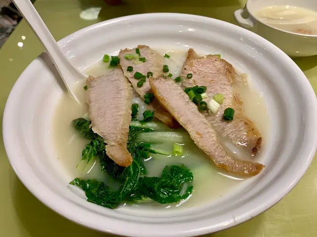 炭燒豬頸肉湯河粉