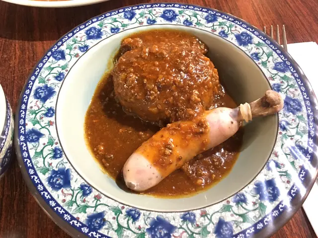 肉醬漢堡扒配有骨腸