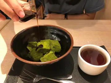 Maccha Warabi-Mochi served with Tea