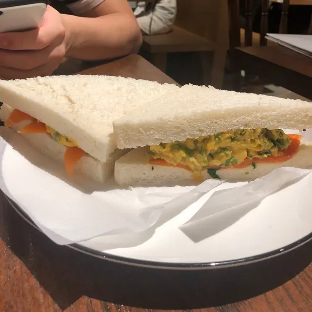 莞茜滑蛋煙三文魚三文治