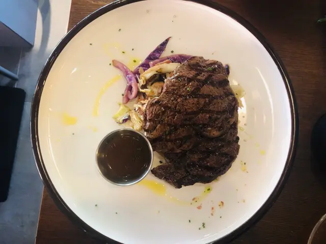 炭燒紐西蘭肉眼扒伴煎薯仔及煙肉炒椰菜 配燒汁