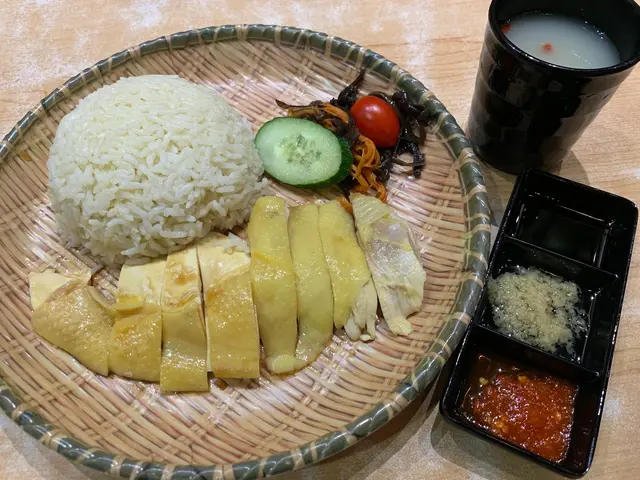 無骨雞件嫩滑，外皮富彈性，
食落啖啖肉，正！😋
旁邊附上傳統醬汁：辣醬、甜豉油、薑蓉，
但小編就覺得唔蘸都夠晒味，
因為本身嘅雞件都好鮮味。😏
油飯散發淡淡香味，但唔會太油膩，
啱晒想食但又唔想肥嘅女士們。😂
平時坊間嘅海南雞飯都係配冬瓜湯，
但「隨心」配嘅係杞子雞湯，清香美味。