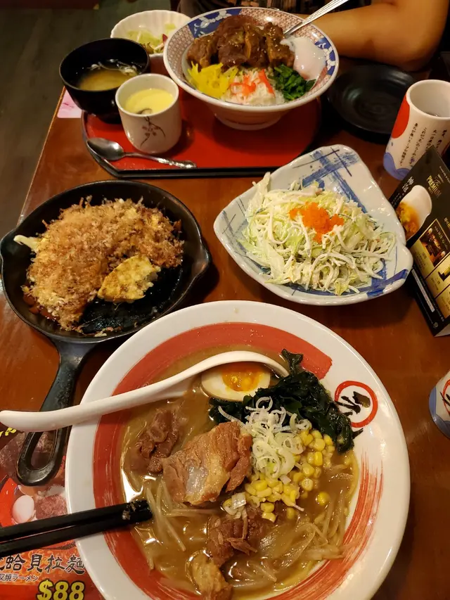 溫泉蛋牛肋條飯, 豬軟骨拉麵