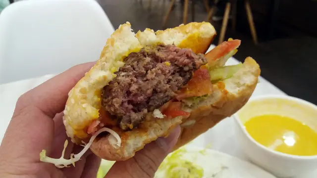 頂級安格斯牛肉漢堡配凍飲